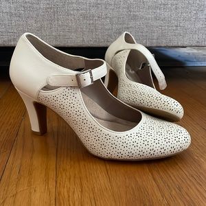 Giani Bernini White Pumps